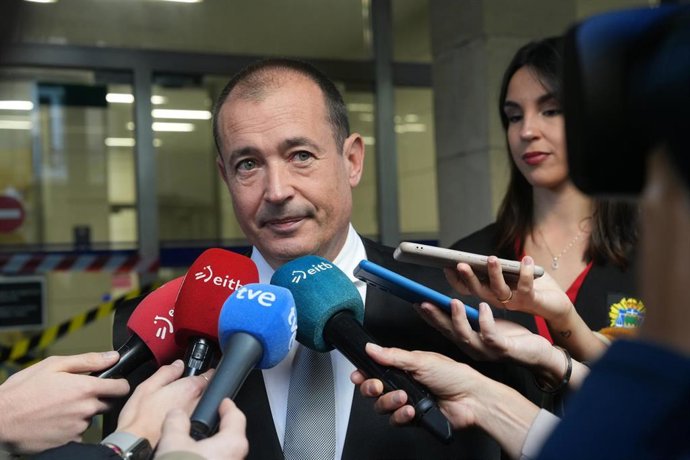 El abogado de la familia de Santi Coca, Eduardo Ruiz de Erentxun, atiende a los medios de comunicación a su llegada a un juicio con jurado por la muerte por agresión del joven Santi Coca, en la sección primera de la Audiencia de Gipuzkoa, a 17 de noviem