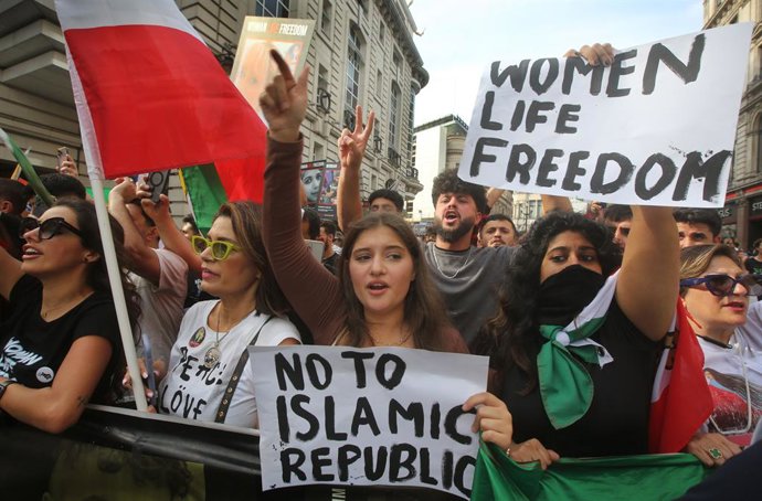 Archivo - September 16, 2023, London, United Kingdom: Protesters with placards saying ?Women Life Freedom' and 'No To Islamic Republic' march across London to Trafalgar Square. The protest marks the one-year anniversary of the death of Mahsa Amini 22,