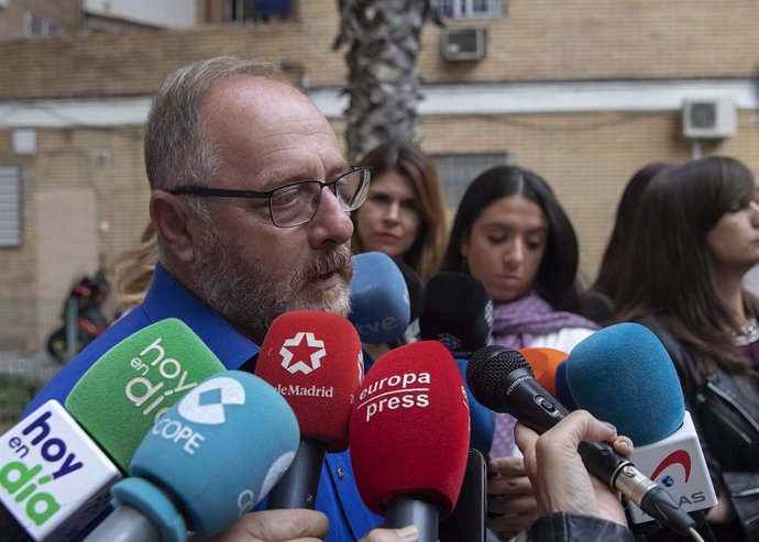 Archivo - El padre de Marta, Antonio del Castillo atiende a los medios de comunicación ante al puerta de su domicilio