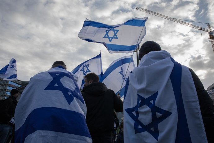 November 19, 2023, Berlin, Germany: On November 19, 2023, in Berlin, Germany, a significant pro-Israel demonstration unfolded, marking a notable response to the ongoing and escalated war between Israel and Hamas. The protest, rallying under slogans such