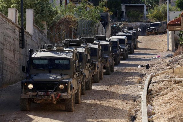 Vehículos militares israelíes en Cisjordania