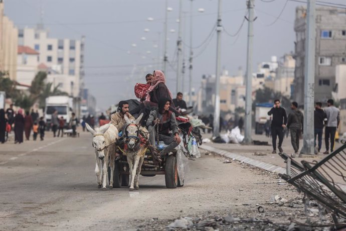 05 December 2023, Palestinian Territories, Rafah: Palestinians fleeing fierce battles between the Israeli army and Hamas from the city of Khan Yunis towards the city of Rafah in the southern Gaza Strip. Photo: Mohammed Talatene/dpa