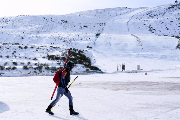 Una persona camina por la estación de esquí y montaña de Alto Campoo, a 5 de diciembre de 2023, en Brañavieja, Cantabria (España). La AEMET ha avisado por riesgo (amarillo) de nevadas en Huesca, Lleida y Navarra. 
