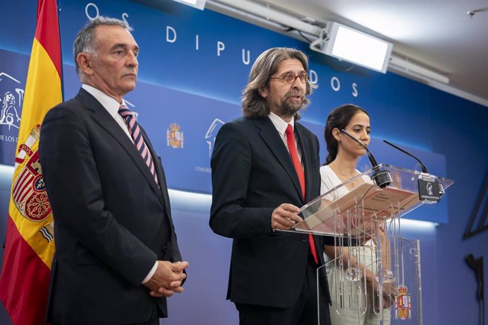 Archivo - El portavoz de Izquierda Unida en el Congreso y diputado de Sumar, Enrique Santiago (i), y los diputados de Sumar Francisco Sierra (c) y Tesh Sidi (d), ofrecen una rueda de prensa en el Congreso de los Diputados. (Foto de archivo). 