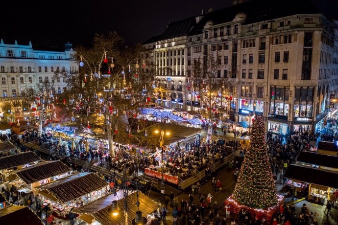 Archivo - Mercados navideños, pistas de patinaje y balnearios: una navidad de cuento en Budapest.