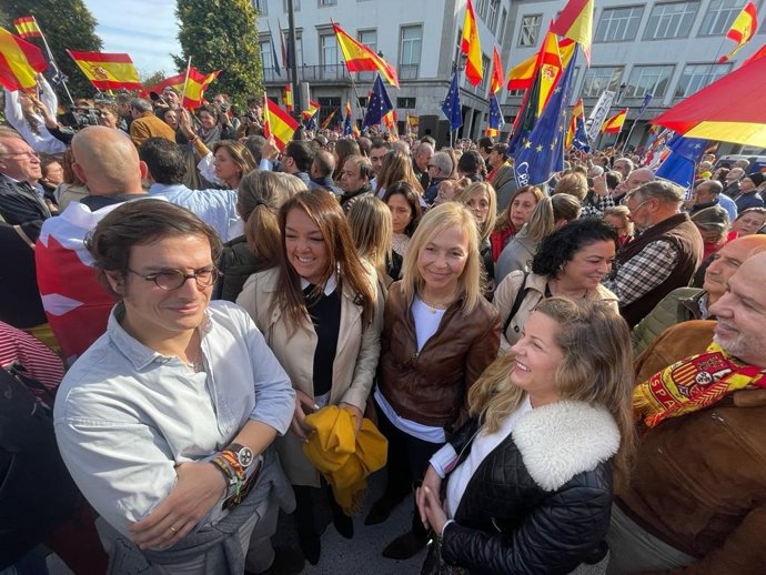 José María Figaredo junto a otros representantes de Vox Asturias en la manifestación convocada por el PP contra la amnistía.