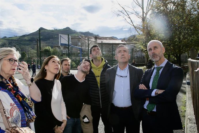 El consejero de Educación, Sergio Silva (derecha), y el alcalde de Liérganes, Ángel Bordas (segundo por la derecha), entre otros, en el colegio Eugenio Perojo del municipio