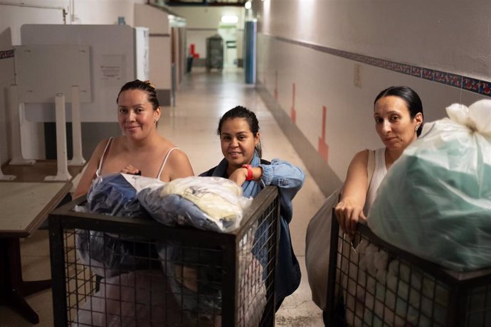 Tres mujeres responsables del servicio de lavandería en la cárcel de mujeres de Barcelona Wad-Ras.