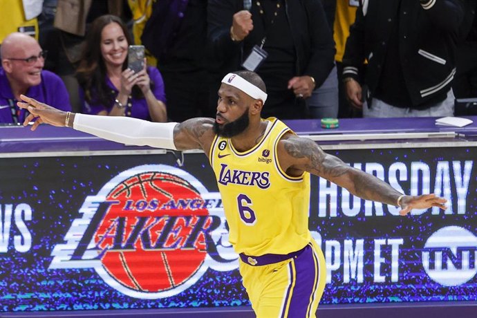 Archivo - LeBron James celebra una canasta de Los Angeles Lakers.