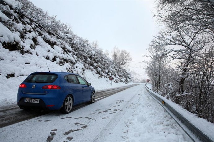 Archivo - Nieve en la carretera de San Isidro en Asturias