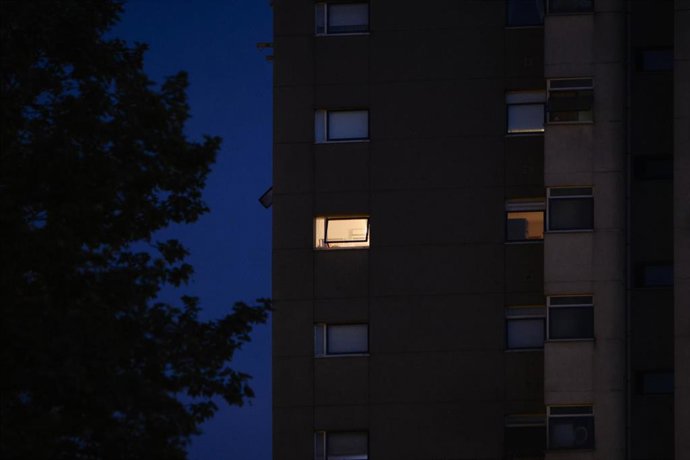 Archivo - Una ventana con una luz encendida en un edificio, a 18 de abril de 2023, en Ourense, Galicia (España). La Federación Nacional de Asociaciones Inmobiliarias (FAI) ha señalado que las viviendas que la Sociedad de Gestión de Activos Procedentes d