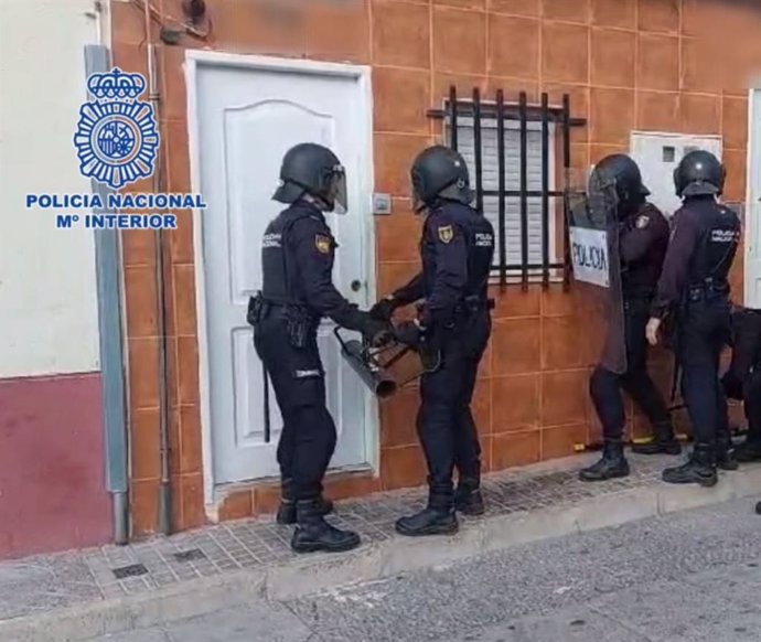 La Policía Nacional detiene a tres personas por tráfico de drogas y ataja un problema de inseguridad en la zona norte de Elche
