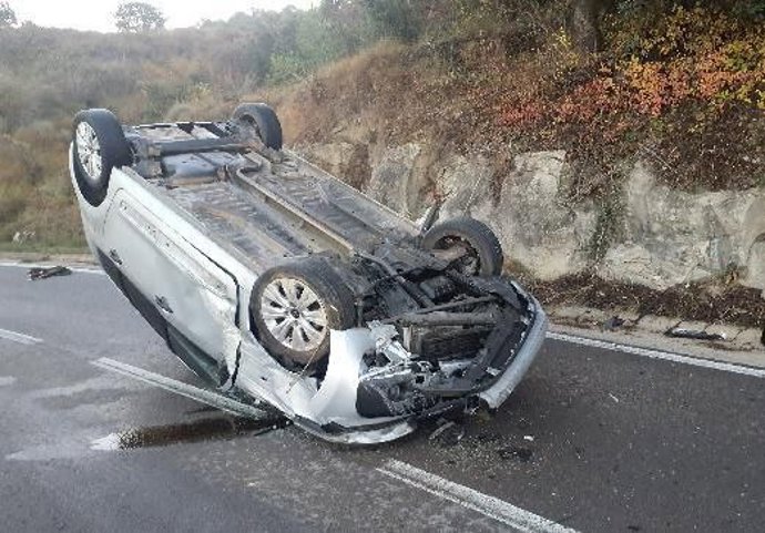 Imagen del coche del hombre detenido por Mossos d'Esquadra por casi duplicar la tasa de alcohol y accidentarse en Artés (Barcelona)