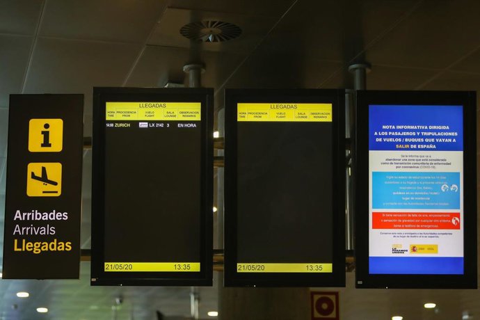 Archivo - Paneles informativos del aeropuerto de Manises