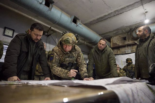 El presidente ucraniano, Volodimir Zelenski, en una visita a las tropas apostadas en Kupiansk, en la región de Járkov. 