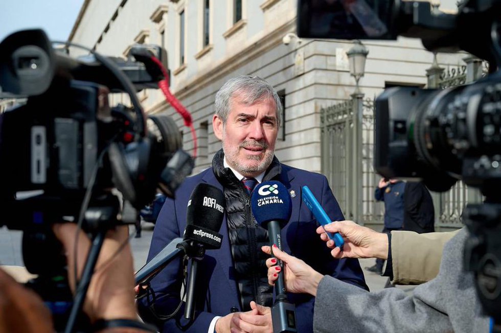 FERNANDO CLAVIJO, PRESIDENTE DE CANARIAS, ATIENDE A LOS MEDIOS DE COMUNICACIÓN ANTES DE PARTICIPAR EN EL ACTO DE CONMEMORACIÓN DEL 45 ANIVERSARIO DE LA CONSTITUCIÓN