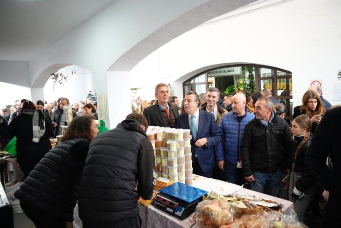 El presidente de la Diputación de Sevilla, Javier Fernández, en la inauguración de la Feria de El Pedroso, en Sevilla.