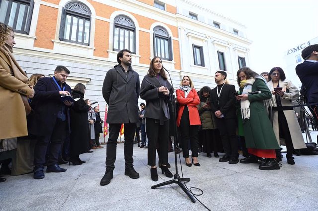 La secretaria general de Podemos, Ione Belarra, atiende a medios a su llegada al acto de homenaje a la Constitución, en el Congreso de los Diputados, a 6 de diciembre de 2023, en Madrid (España). 