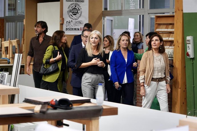 Archivo - Las consejeras de Desarrollo Educativo y Formación Profesional, Patricia del Pozo (c), y de Empleo, Empresa y Trabajo Autónomo, Rocío Blanco (1d), durante el primer día del VII Campeonato de FP AndalucíaSkills, las conocidas como Olimpiadas de