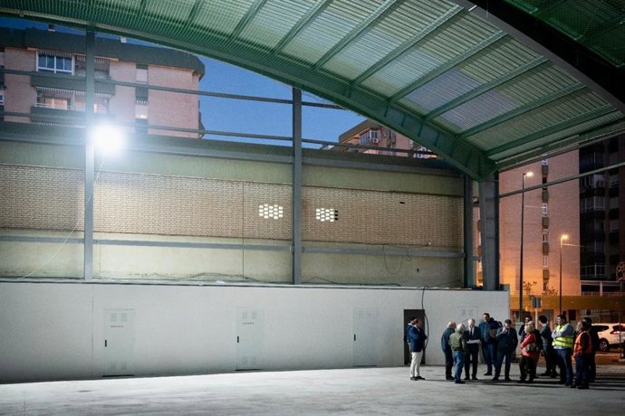 El alcalde de Málaga, Francisco de la Torre, junto a los ediles delegados de Movilidad y del distrito Este, Trinidad Hernández y Carlos Conde, en una visita a las obras de cubrición de las pistas deportivas del colegio Valle Inclán