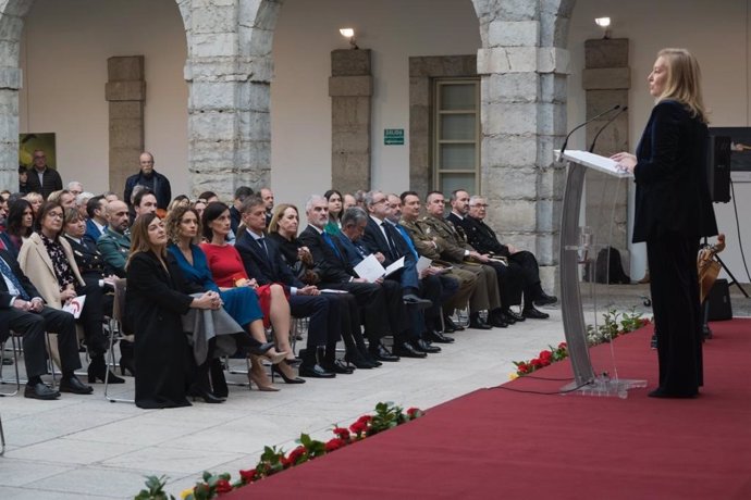 La presidenta del Parlamento de Cantabria, María José González Revuelta, interviene durante el acto conmemorativo del Día de la Constitución