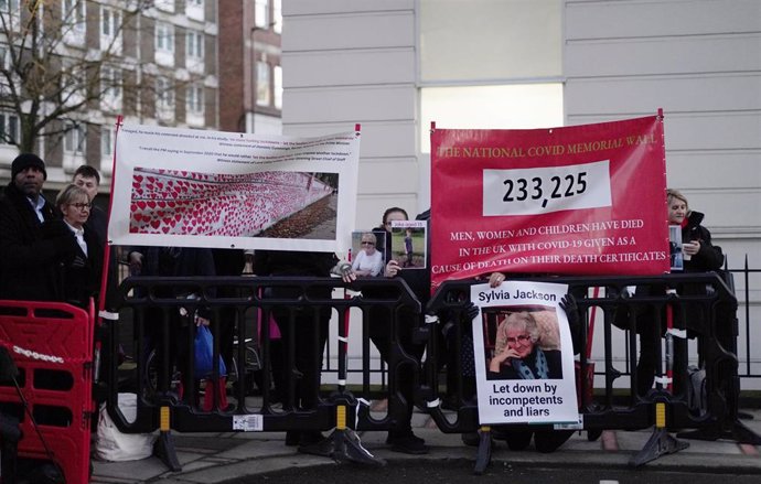 Protesta ante la comparecencia del ex primer ministro Boris Johnson en la comisión que examina la gestión política de la pandemia de COVID-19