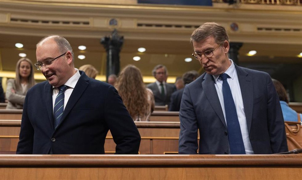 El portavoz del PP en el Congreso, Miguel Tellado (i), y el presidente del Partido Popular, Alberto Núñez Feijóo (d), a su llegada a una sesión plenaria, en el Congreso de los Diputados, a 5 de diciembre de 2023, en Madrid (España). 