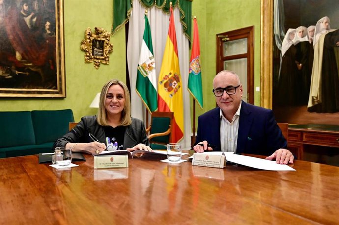 La alcaldesa de Granada, Marifrán Carazo, y el director del Patronato de la Ahambra y el Generalife, Rodrigo Ruiz-Jiménez, durante la firma de un acuerdo