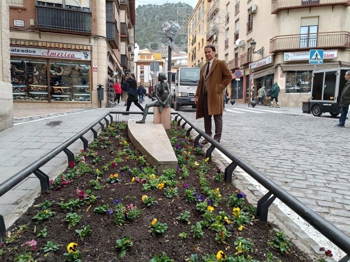 El concejal del Centro Especial de Empleo visita la zona ajardinada de la calle Colón