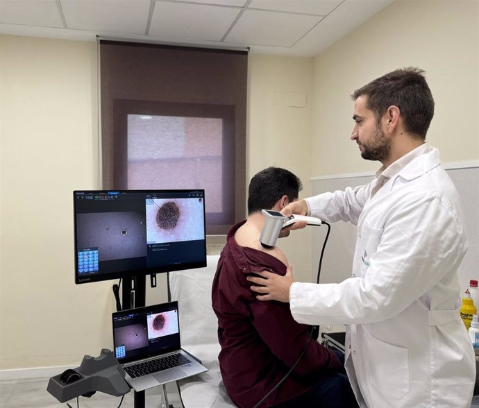 Luis Ortega Berbel, dermatólogo del Hospital Quirónsalud Infanta Luisa, con un videodermatoscopio de última generación para detección temprana del cáncer de piel