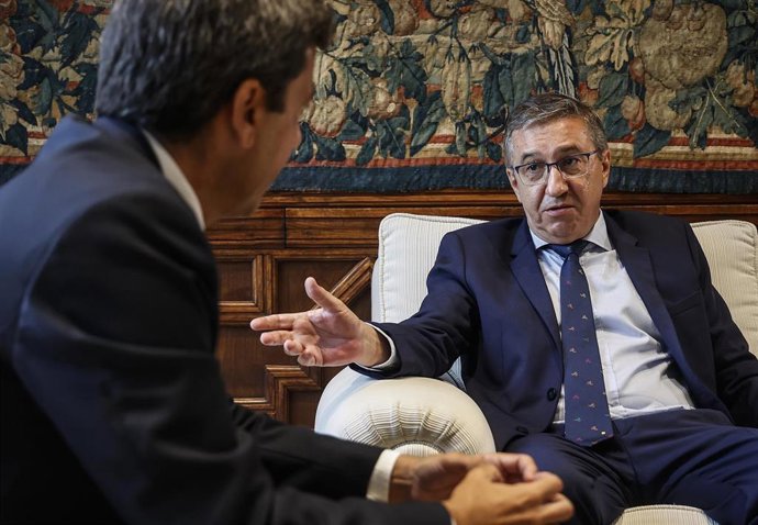 Archivo - El 'president, Carlos Mazón, recibe al nuevo conseller de Educación, Universidades y Empleo, José Antonio Rovira