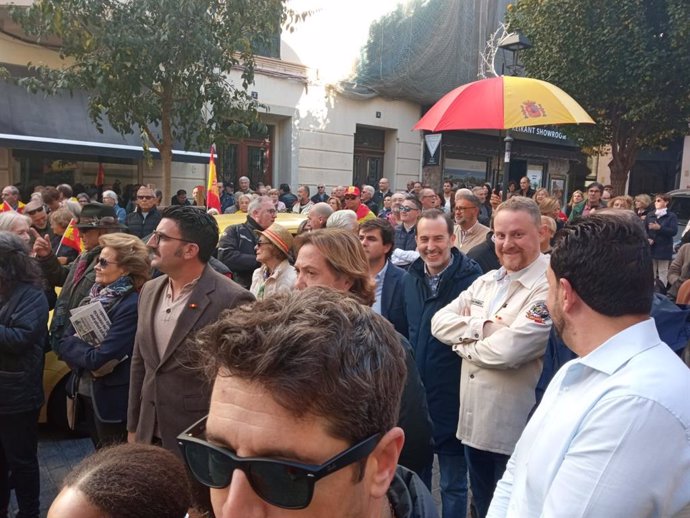 El presidente del Parlament, Gabriel Le Senne, sonriendo en el centro de la imagen, en la protesta.