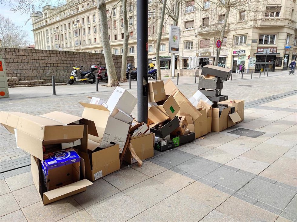 Archivo - Cajas de cartón depositadas en la calle