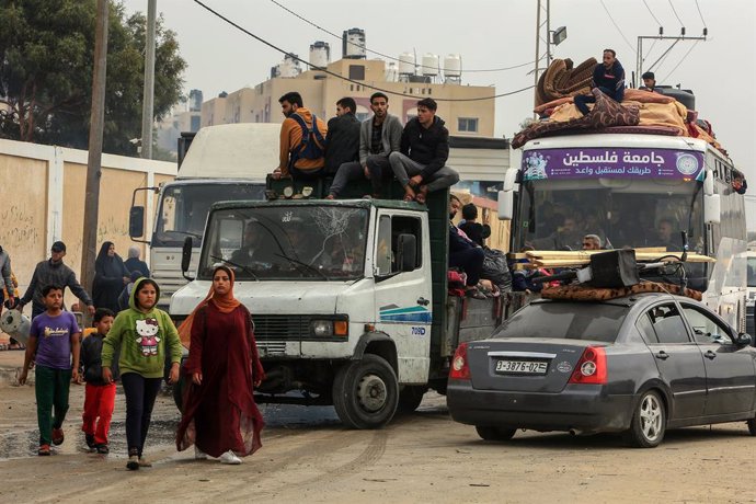 05 December 2023, Palestinian Territories, Rafah: Palestinians fleeing fierce battles between the Israeli army and Hamas from the city of Khan Yunis towards the city of Rafah in the southern Gaza Strip. Photo: Abed Rahim Khatib/dpa