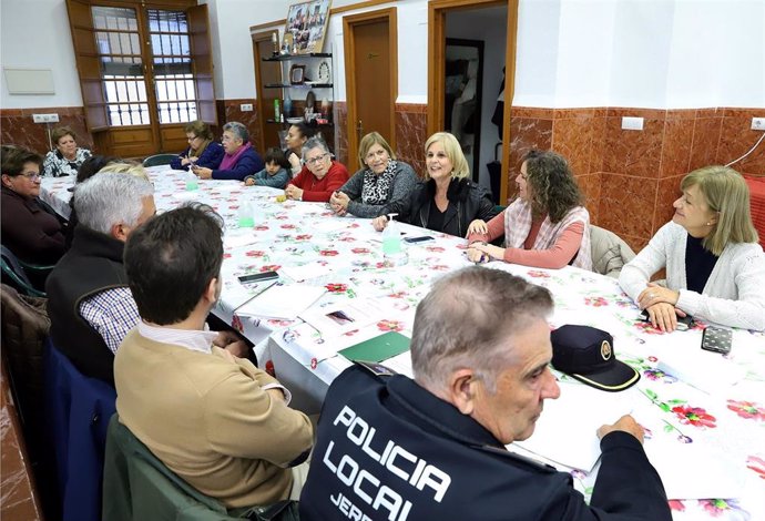 Reunión de la alcaldesa de Jerez, María José García-Pelayo, con la Asociación de Vecinos La Muralla.