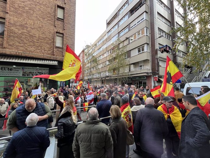 Concentración contra los pactos de Pedro Sánchez, celebrada este miércoles, 6 de diciembre, en la sede del PSOE de Cantabria