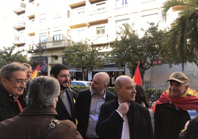 Dirigentes de VOX en la concentración frente a la sede del PSOE en Zaragoza convocada por Fundación Danaes el Dái de la Constitución