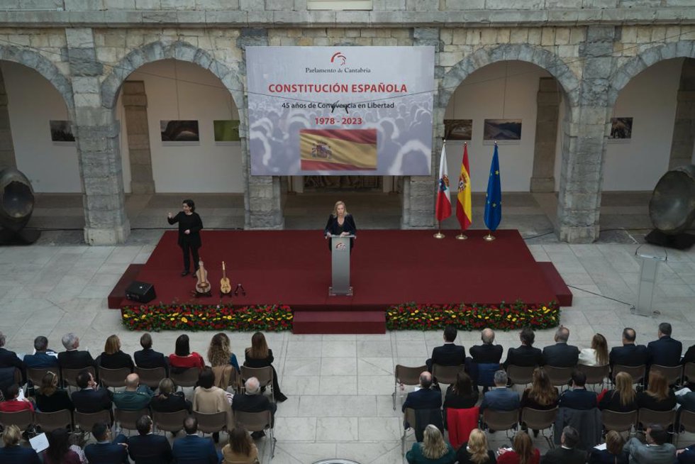 La presidenta del Parlamento, María José González Revuelta, interviene en el acto por el aniversario de la Constitución