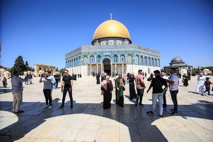 Archivo - September 27, 2023: September 27, 2023, Jerusalem: Palestinians gather to commemorate the birth of the Prophet Muhammad, known in Arabic as Mawlid al-Nabawi, outside the Dome of the Rock in the Al-Aqsa Mosque complex, in the Old City of Jerusa