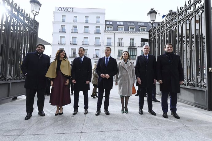 (I-D) El presidente de la Región de Murcia, Fernando López Miras; la presidenta de la Comunidad de Madrid, Isabel Díaz Ayuso; el presidente de la Junta de Andalucía, Juanma Moreno; el presidente del Partido Popular, Alberto Núñez Feijóo; la secretaria g