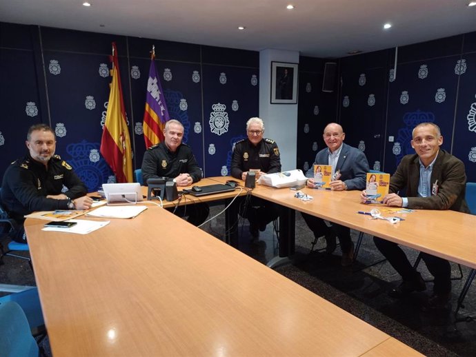 La Policía Nacional activa en Palma el plan 'Comercio Seguro' ante la llegada de la Navidad.