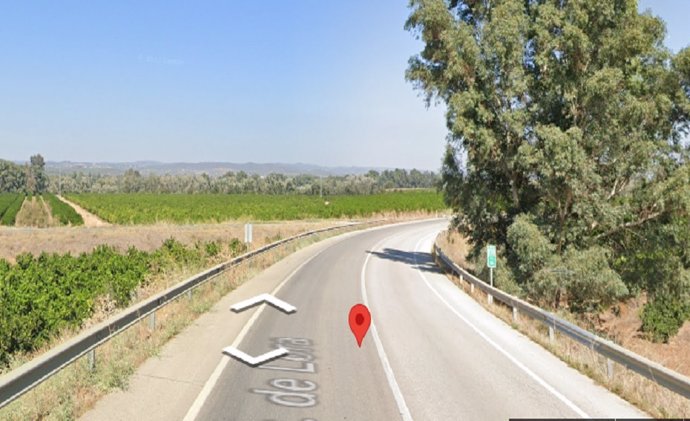 Carretera A-457 en Lora del Río, en Sevilla, donde se ha registrado uno de los dos accidentes de tráfico de este miércoles 6 de diciembre.