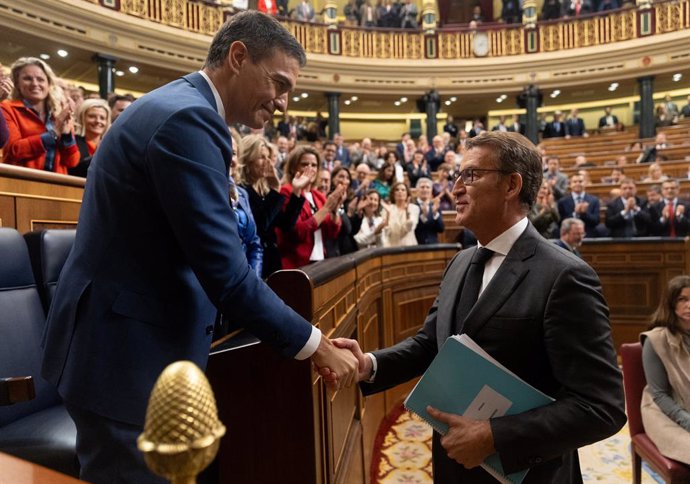 El presidente del Gobierno, Pedro Sánchez (i), saluda al presidente del PP, Alberto Núñez Feijóo (d), tras ser Sánchez votado de nuevo jefe del Ejecutivo en el debate de su investidura, a 16 de noviembre de 2023, en Madrid (España). El secretario genera
