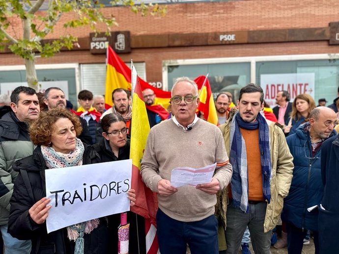 Vox asiste a la lectura del manifiesto de Denaes frente a la sede del PSOE de Granada.