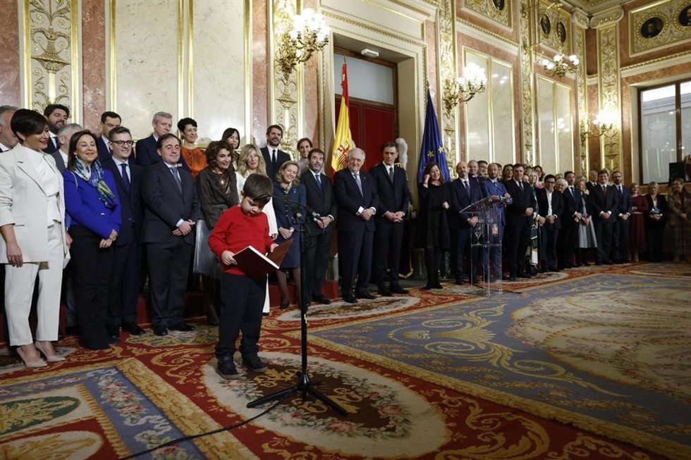 El niño Pablo Ruiz Moreno leyendo la Constitución ante Francina Armengol y los asistentes al acto de anversario de la Carta Magna