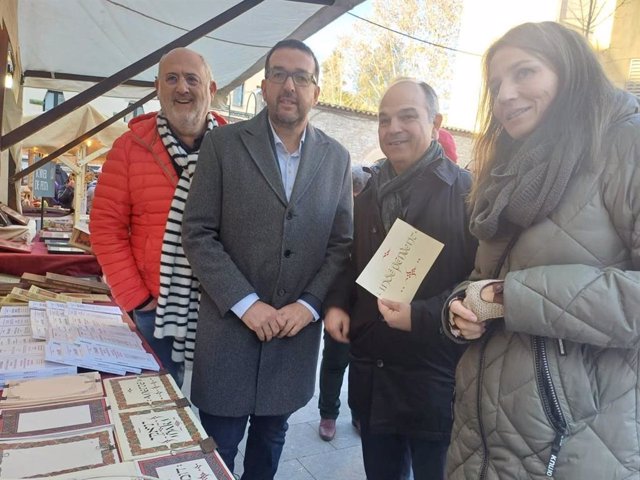 Turull durante su visita a la Fira Medieval de Vic (Barcelona)