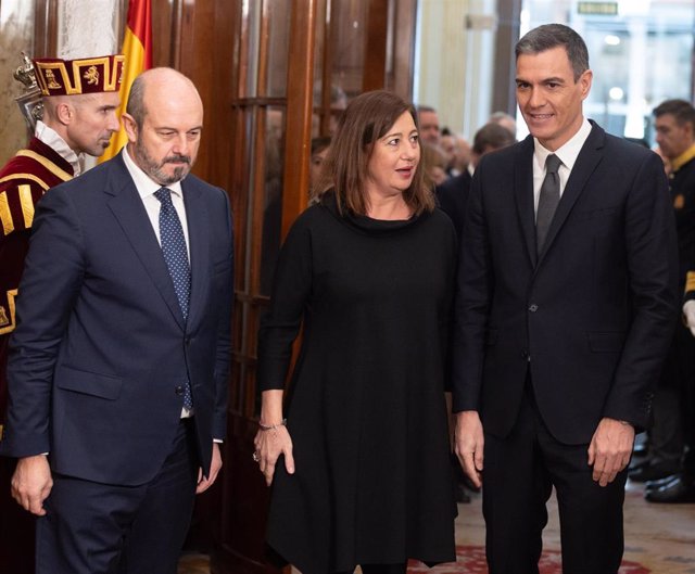 (I-D) El presidente del Senado, Pedro Rollán; la presidenta del Congreso de los Diputados, Francina Armengol, y el presidente del Gobierno, Pedro Sánchez, a su llegada al acto de homenaje a la Constitución, en el Congreso de los Diputados, a 6 de diciembr