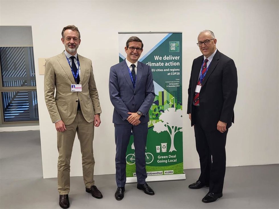 El consejero de Industria, Energía y Minas, Jorge Paradela, ha mantenido un encuentro con el alcalde de Róterdam, Ahmed Aboutaleb, y el director de Operaciones del Puerto de Róterdam, Bourdewijn Siemons.