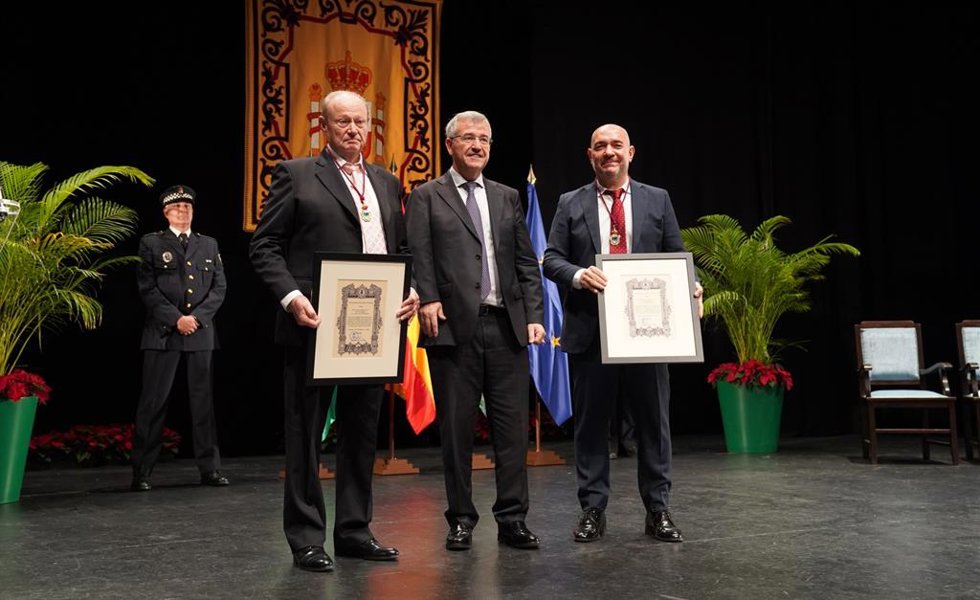 El Ayuntamiento de Estepona nombra Hijos Adoptivos a Carlos Moreno 'El Pulpo' y a José Luis Carrillo