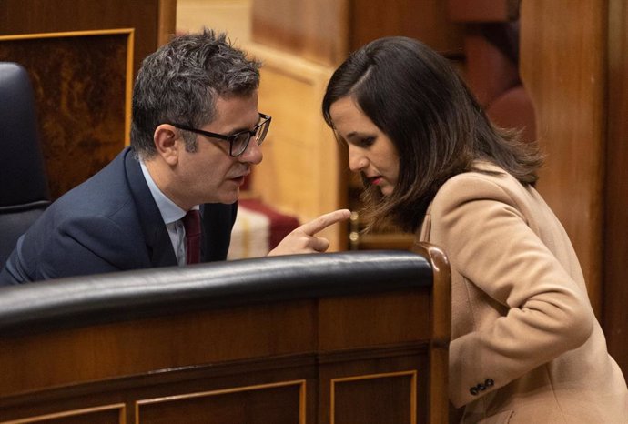 Archivo - El ministro de la Presidencia, Félix Bolaños, y líder de Podemos, Ione Belarra, durante una sesión plenaria en el Congreso de los Diputados, a 14 de diciembre de 2022, en Madrid (España).